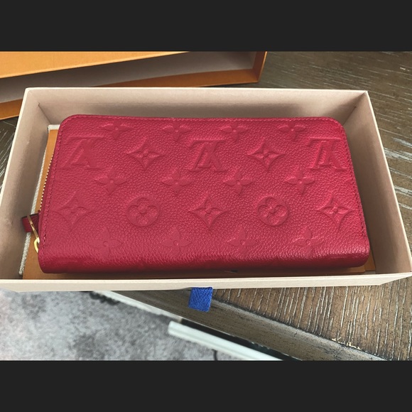 Scarlett Louis Vuitton zippy Wallet - Picture 7 of 11